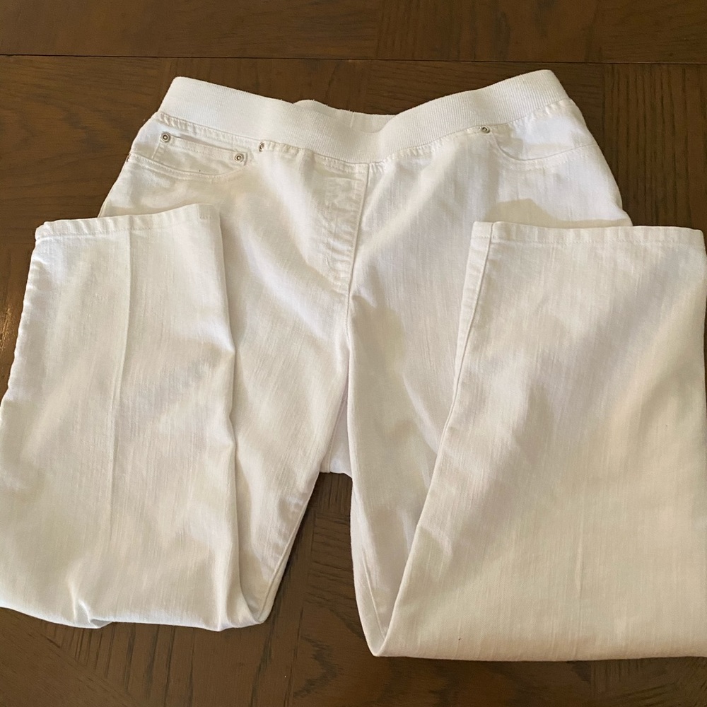 White denim like pants, cropped
